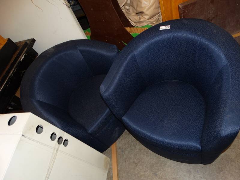 lot 16084 image: 2 Matching blue chairs.