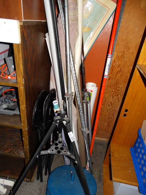 lot 16094 image: Lot with tripods, projector screens, roll mats.