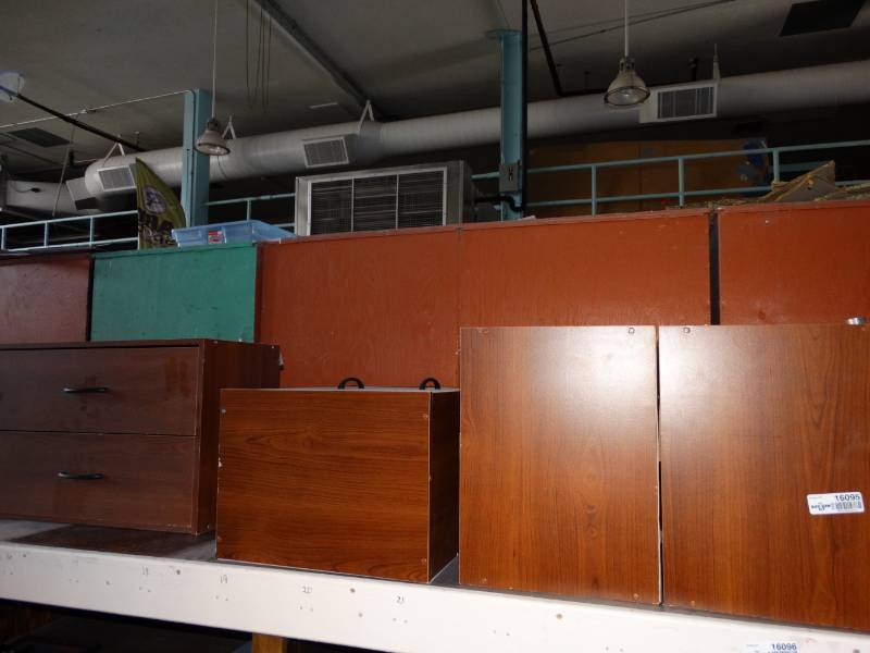 lot 16095 image: 4 Small wooden cabinets.