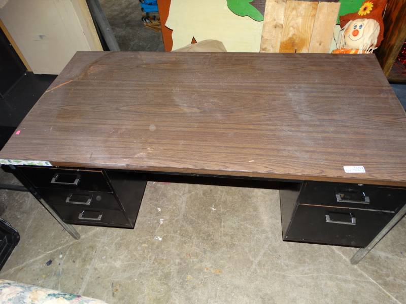 lot 16103 image: Large desk with drawers on each side.