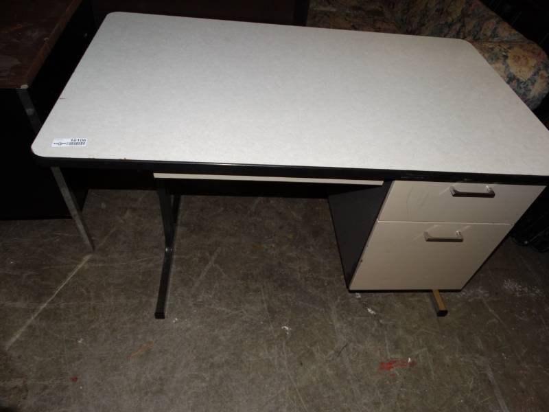 lot 16106 image: Desk with drawers on one side.