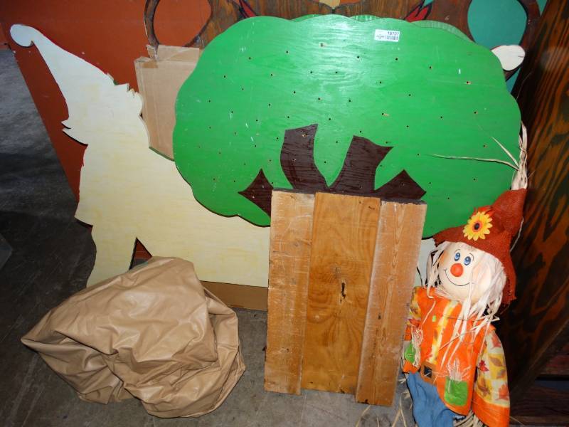 lot 16107 image: Lot of storage props.