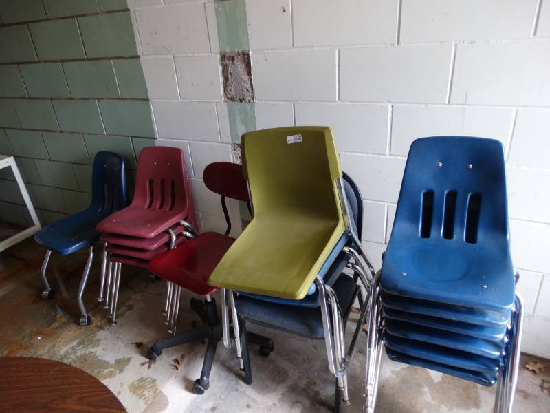 lot 16108 image: Lot of small chairs.