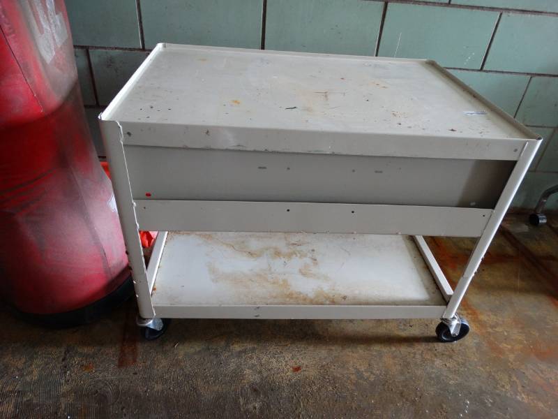 lot 16109 image: Metal cart on wheels.