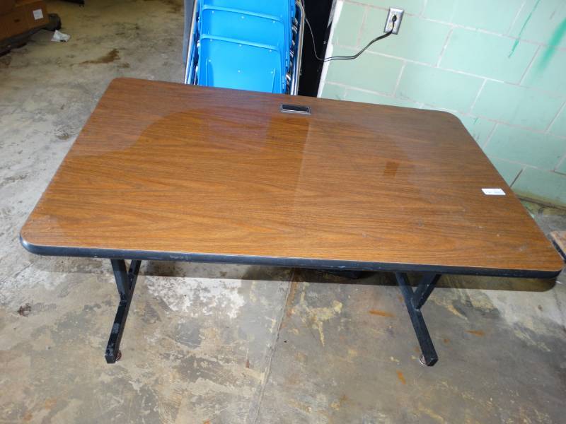 lot 16114 image: Table.