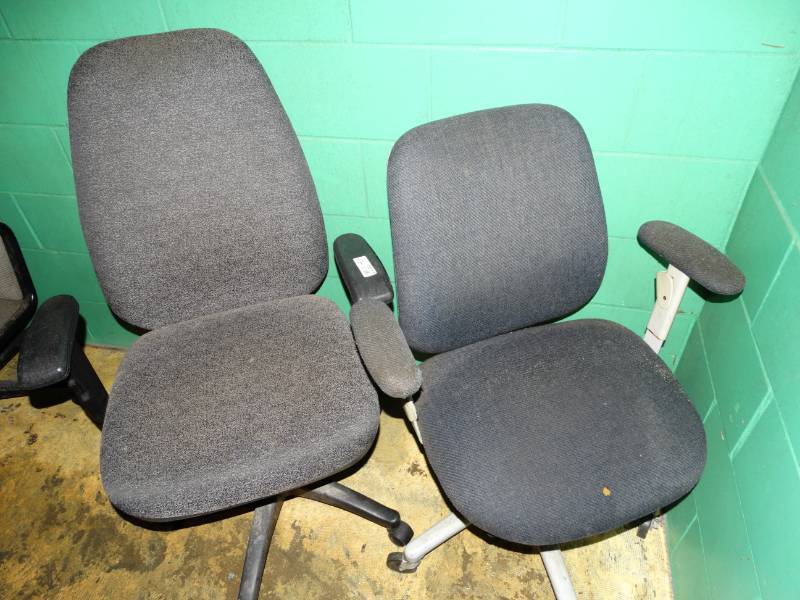 lot 16117 image: 2 Office chairs.
