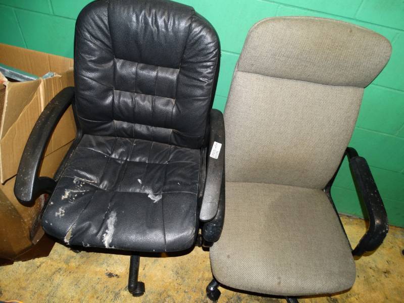 lot 16118 image: 2 Office chairs.