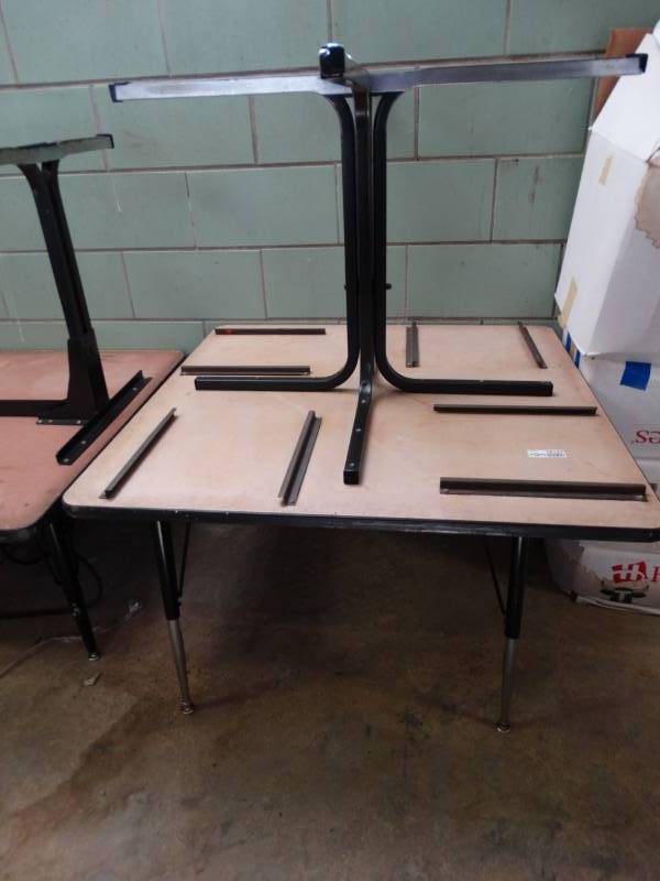 lot 16127 image: 2 Short and square tables.