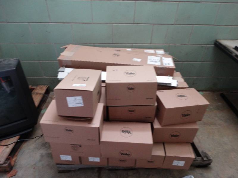 lot 16131 image: Large lot of yale door handles.
