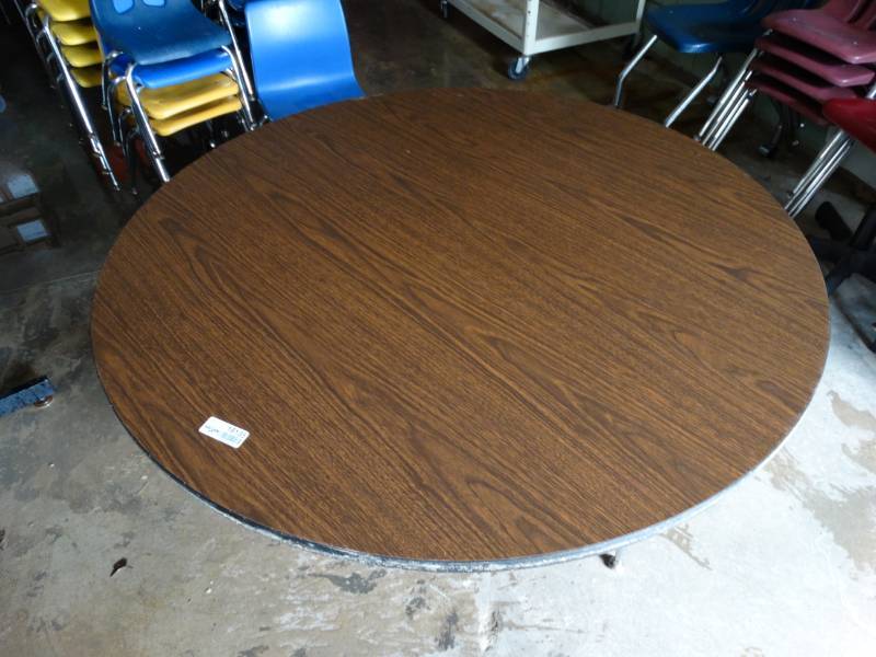 lot 16135 image: Short round table.