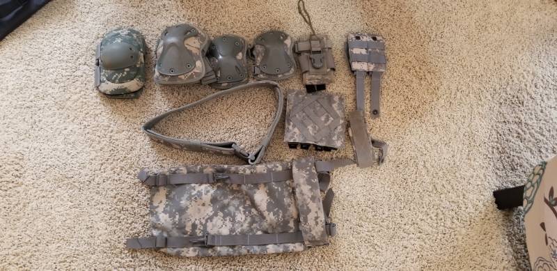 lot 5024 image: Military Knee Pads, Belt and Attachment Pieces