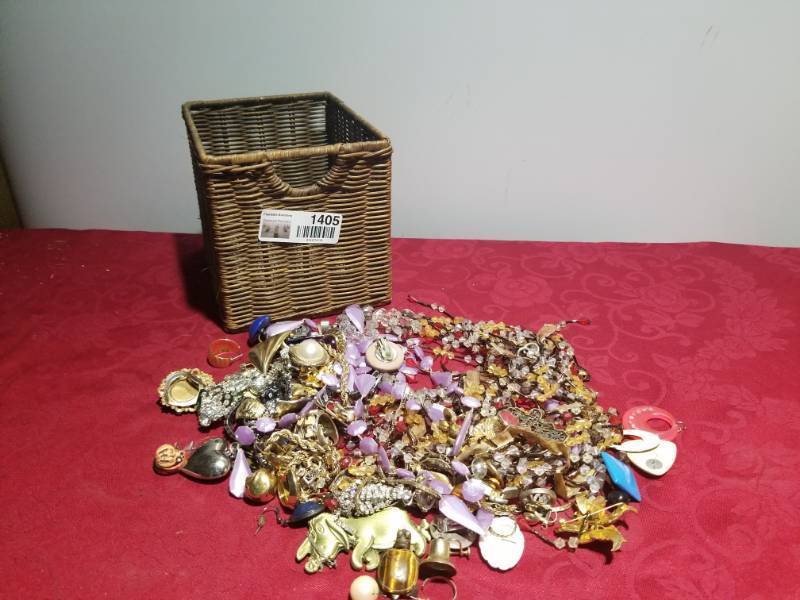 lot 1405 image: Large Lot of Costume Jewelry