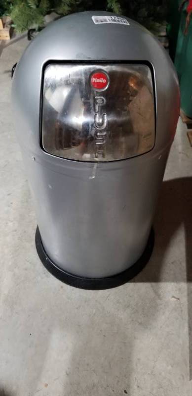 lot 17450 image: Metal Dome Top Trash Bin
