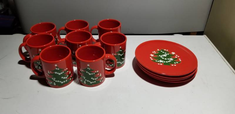 lot 17447 image: Waechtersbach Germany Christmas Plates and Cups Set
