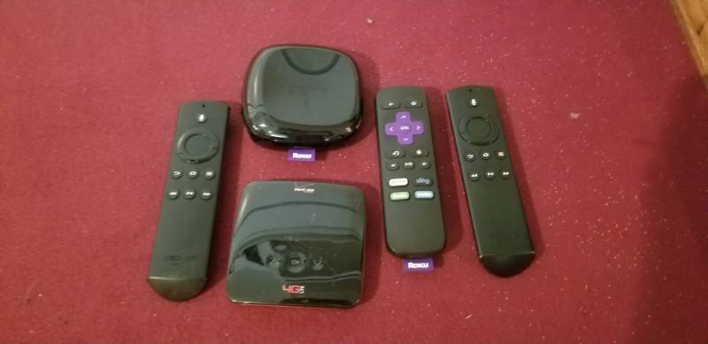 lot 17442 image: Roku Player w Remote and Verizon Hub �