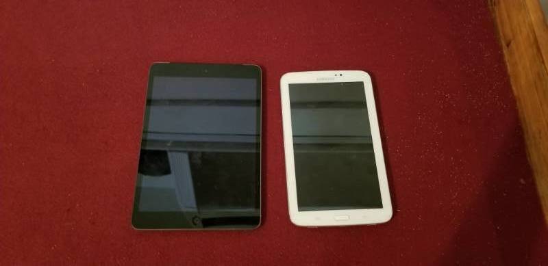 lot 17439 image: Samsung and Apple Tablets