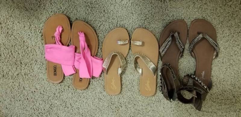 lot 17427 image: Three Pr Flip Flop Sandals Sz 8.5 - 9M