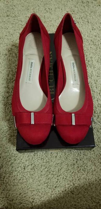 lot 17426 image: Dana Buchman Low Heel Pumps Sz 9 Darcy Red