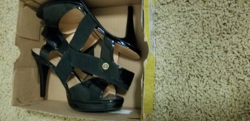 lot 17424 image: LC Dapper Black Patent Heels Sz 9 M