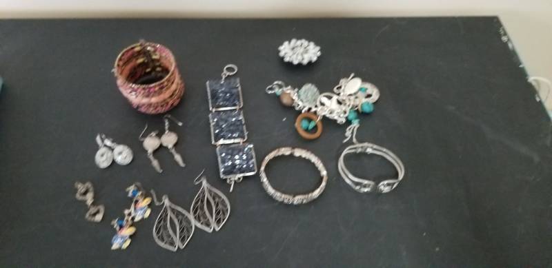 lot 17418 image: Bracelets, Earrings, Broochs Lot