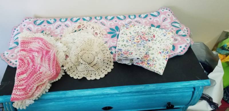 lot 17413 image: Vintage Doilys and Tablerunners Lot