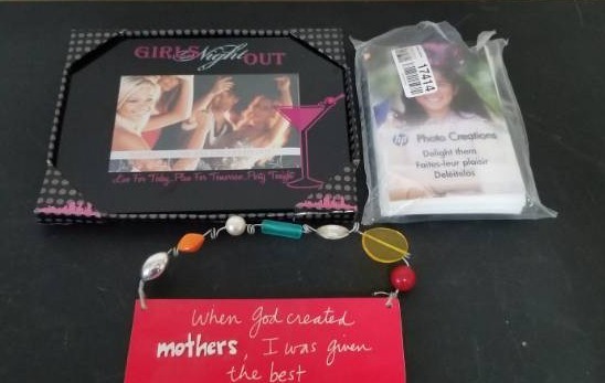 lot 17414 image: Girls Night Out Picture Frame, Mothers Plaque�