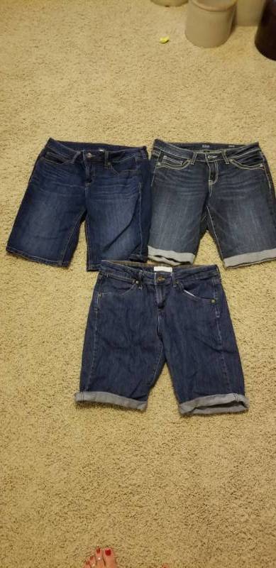lot 17411 image: Levis Size 8 Denim Shorts