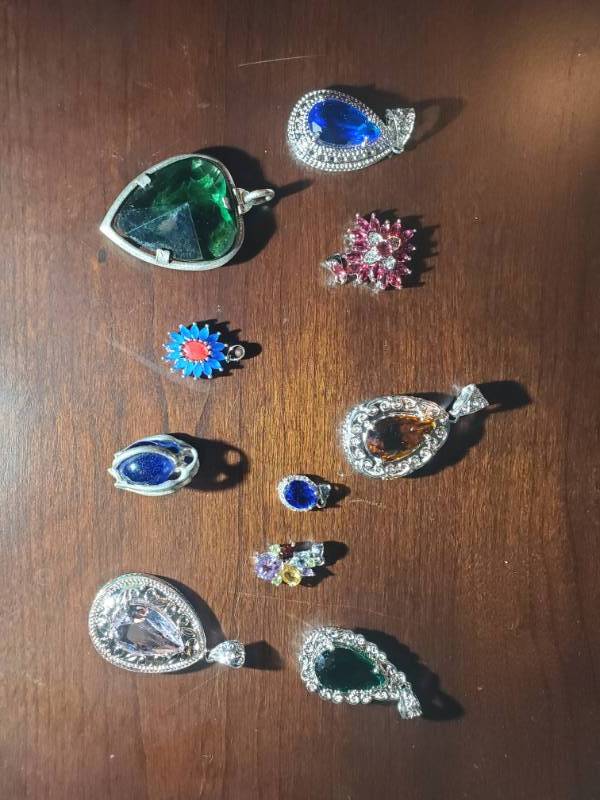 lot 18301 image: Stones Necklace Pendants Lot