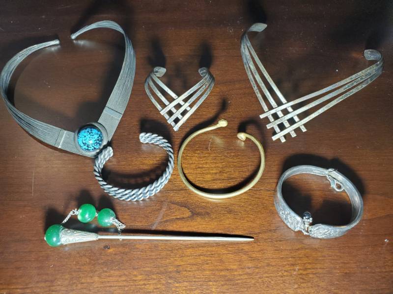 lot 18302 image: Silver Bracelets, Chokers, Hair Pin