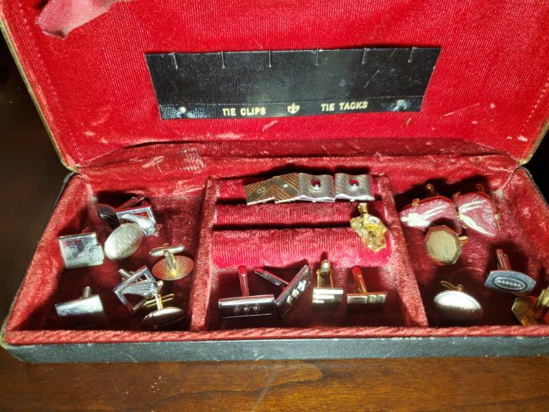 lot 18304 image: Cuff Links in Jewelry Box