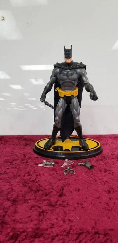 lot 17101 image: Batman (13 inch) (gray suit) wStand