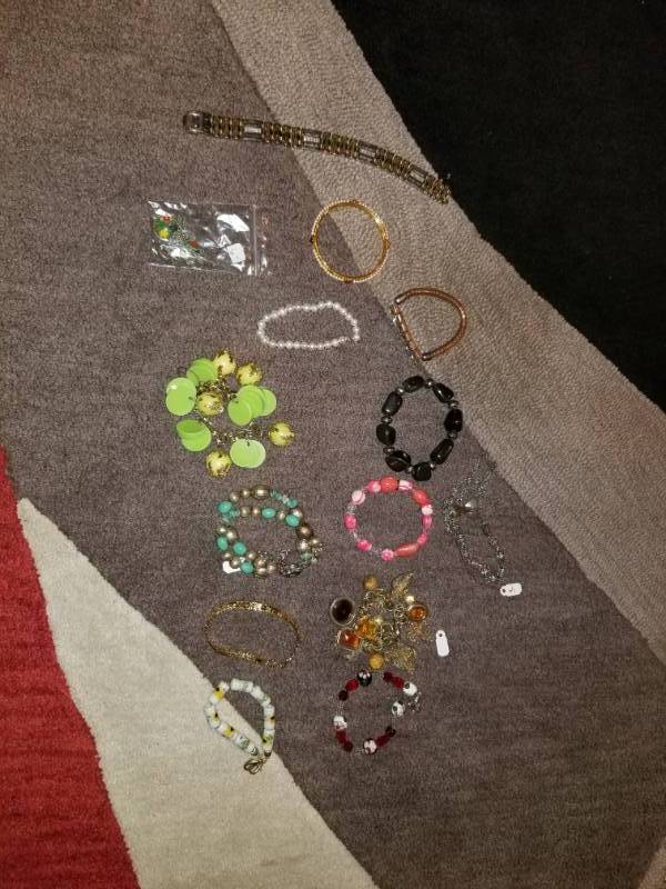 lot 18826 image: Bracelets Lot