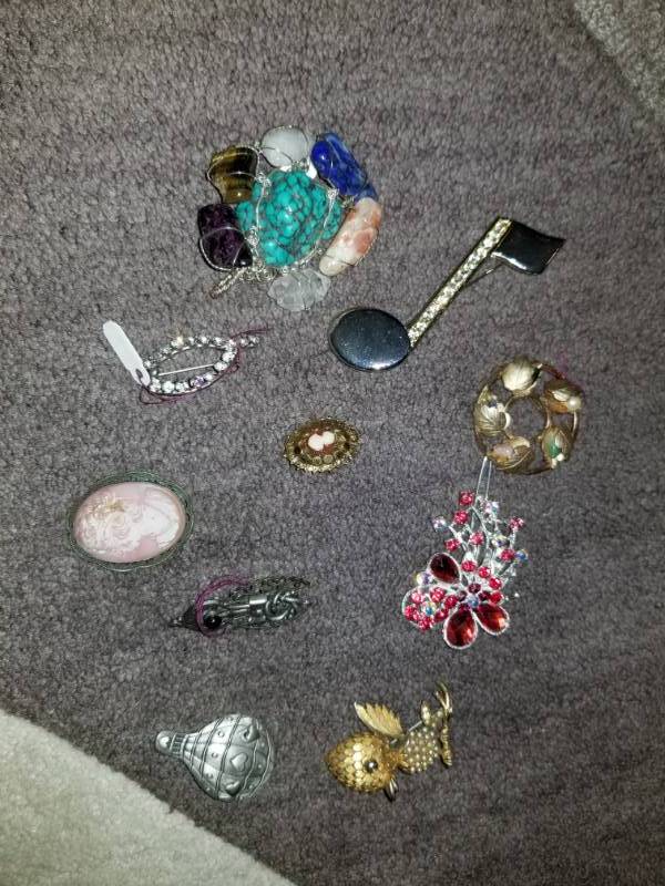 lot 18827 image: Brooches and Pins - Cameos, Music Note