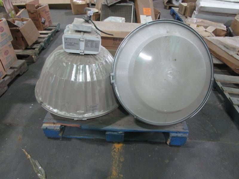 lot 6439 image: Pallet of Lighting