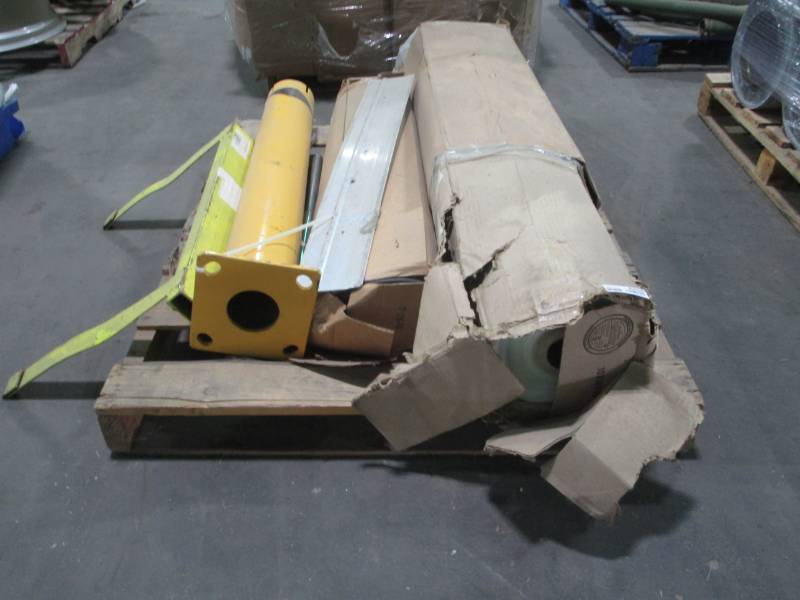 lot 6458 image: Pallet of Random Items