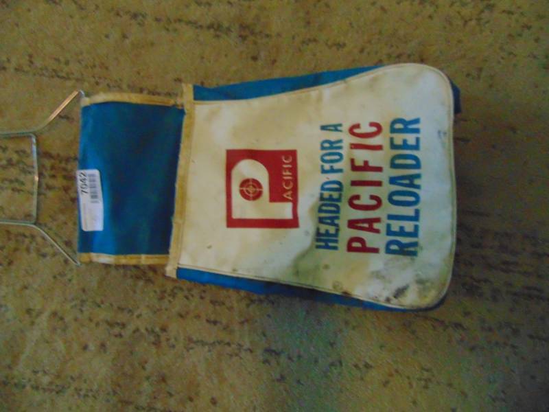 lot 7042 image: Vintage Pacific Reloader Hull Bag