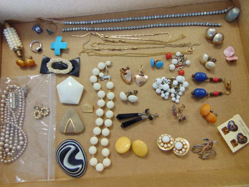 lot 7055 image: Costume Jewelry