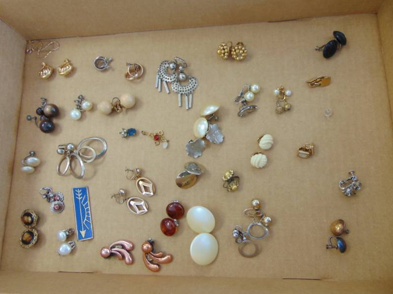 lot 7056 image: Costume Jewelry