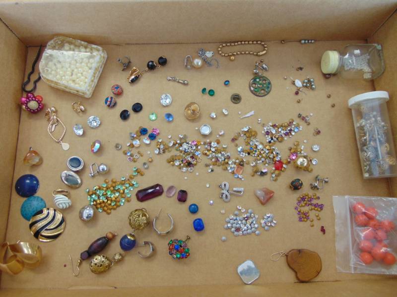 lot 7057 image: Costume Jewelry - Pieces Parts - Rhinestones