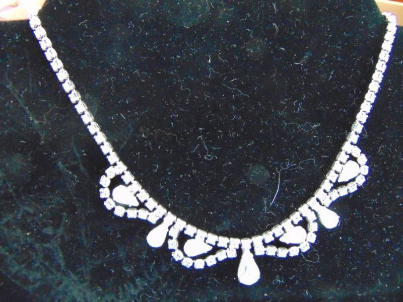 lot 7058 image: Costume Jewelry Necklace - Unmarked