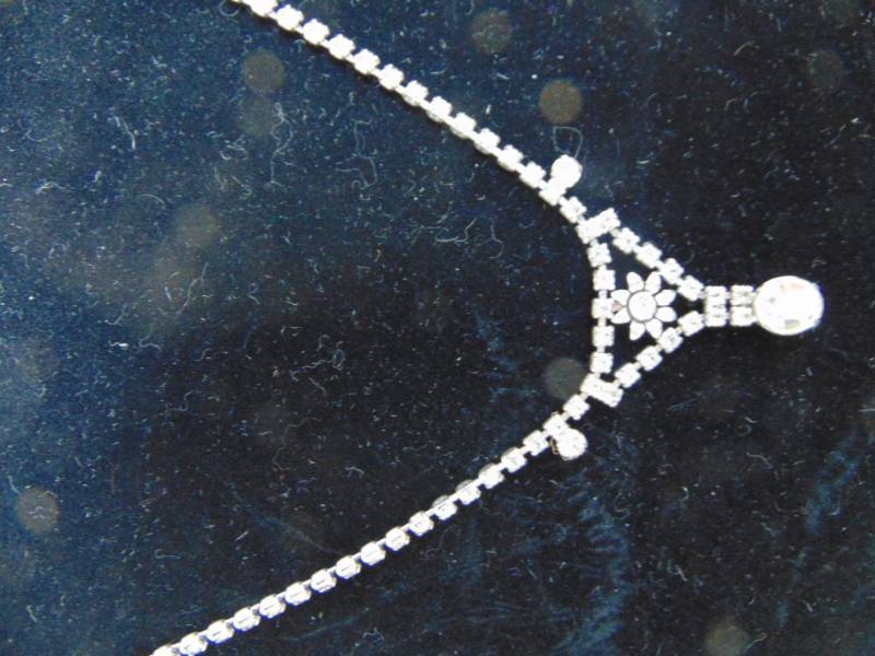 lot 7059 image: Costume Jewelry Necklace - Unmarked
