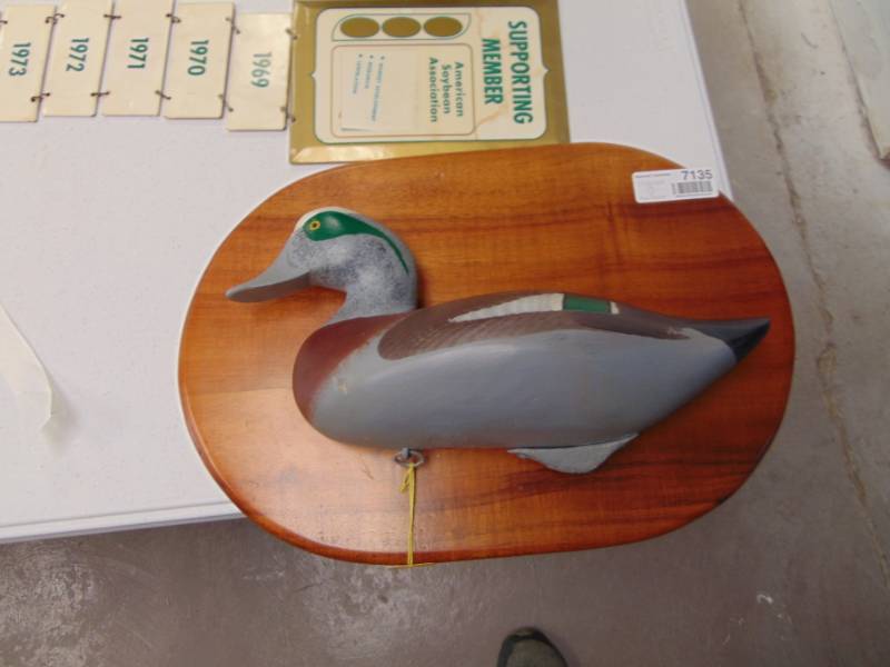 lot 7135 image: Decoy Mount - Wall Hangar