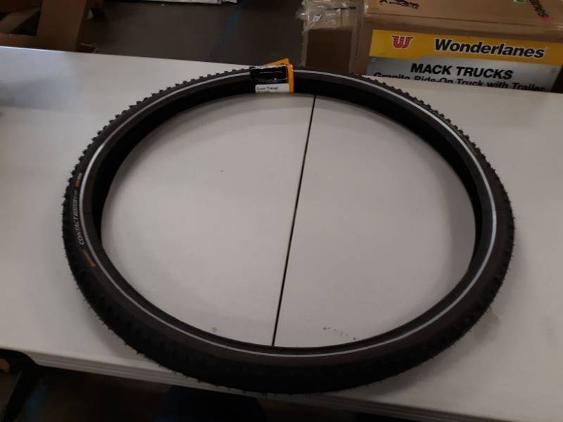 lot 8121 image: Continental 28 x2  Bike Tire