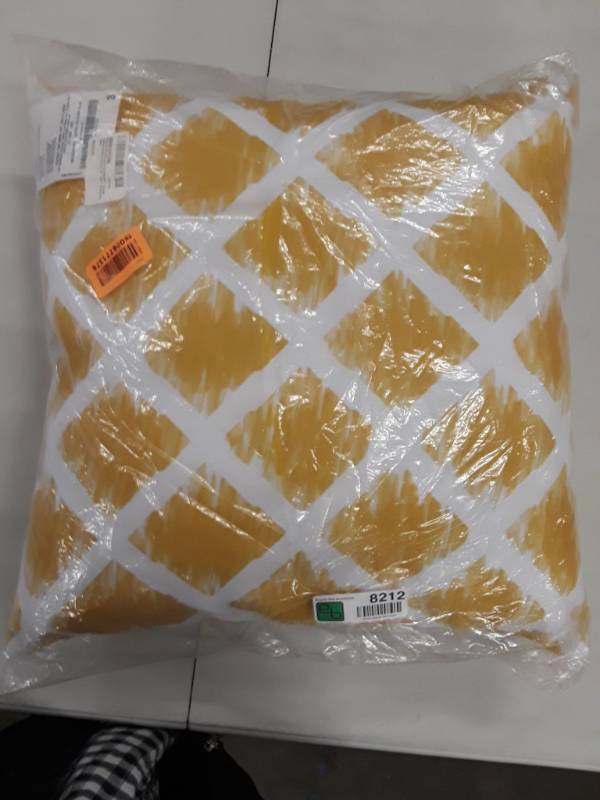 lot 8212 image: Stylish Throw Pillow - Gold Diamonds on White