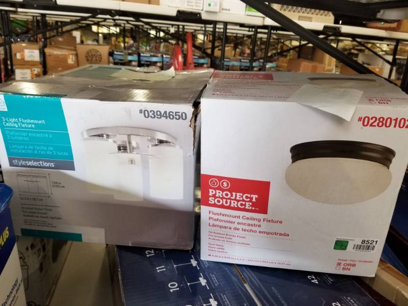 lot 8521 image: 2 Ceiling Lights