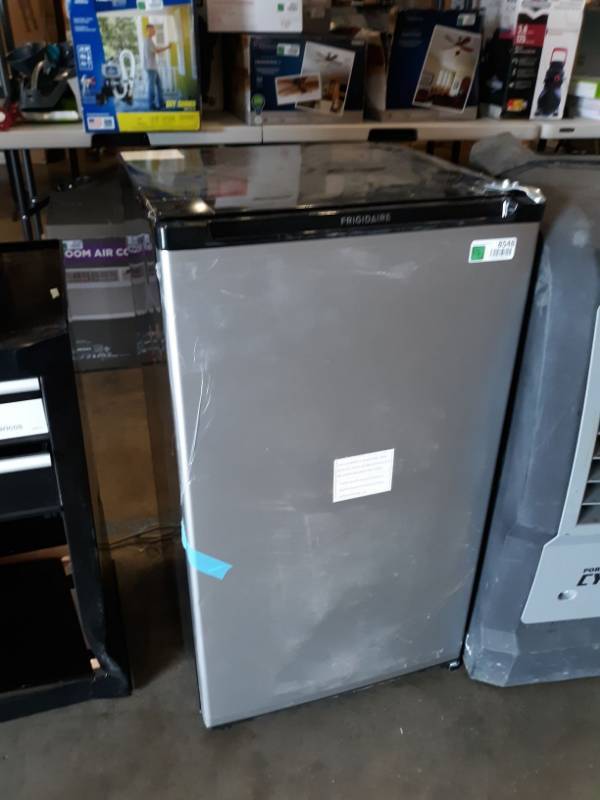 lot 8548 image: Frigidaire Mini Fridge