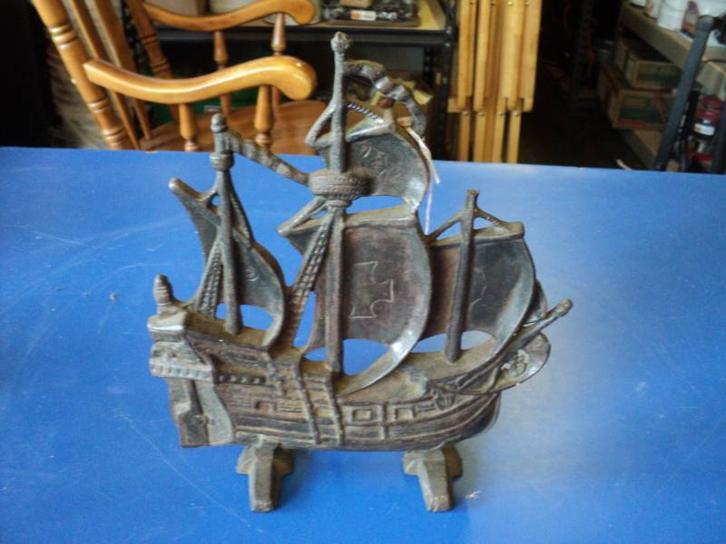 lot 7989 image: Vintage Cast Iron Ship Door stop
