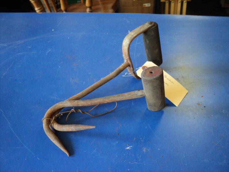 lot 8002 image: (2) ct lot vintage Hay Hooks