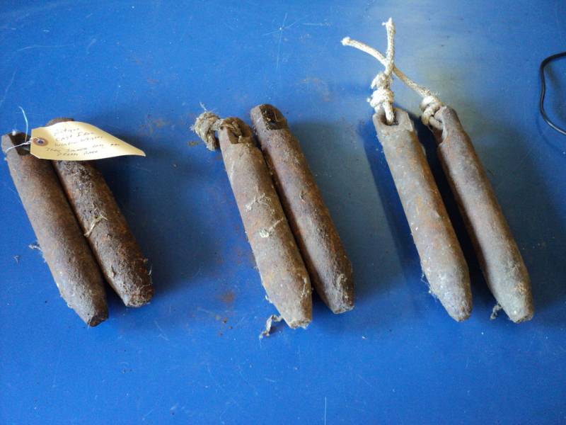 lot 8003 image: (6) Vintage Cast Iron Window Weights, 1-14 x 10