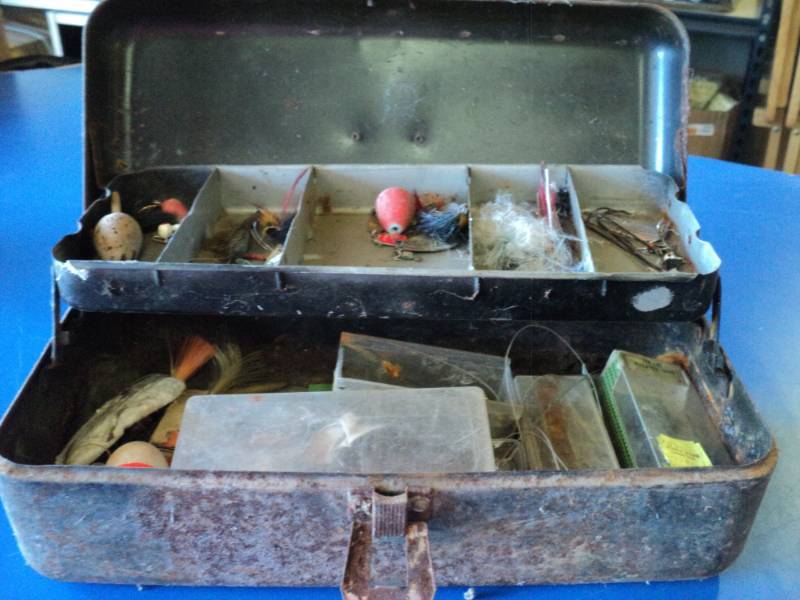 lot 8018 image: Vintage Metal Tackle box with fishing tackle